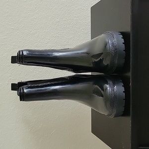 Size 6 shiny black Nicole Miller heeled rain boots